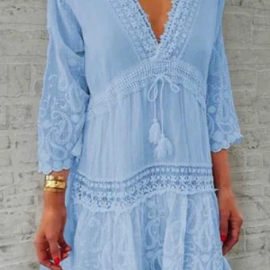 Swingkleid mit V-Ausschnitt und Spitzenbesatz