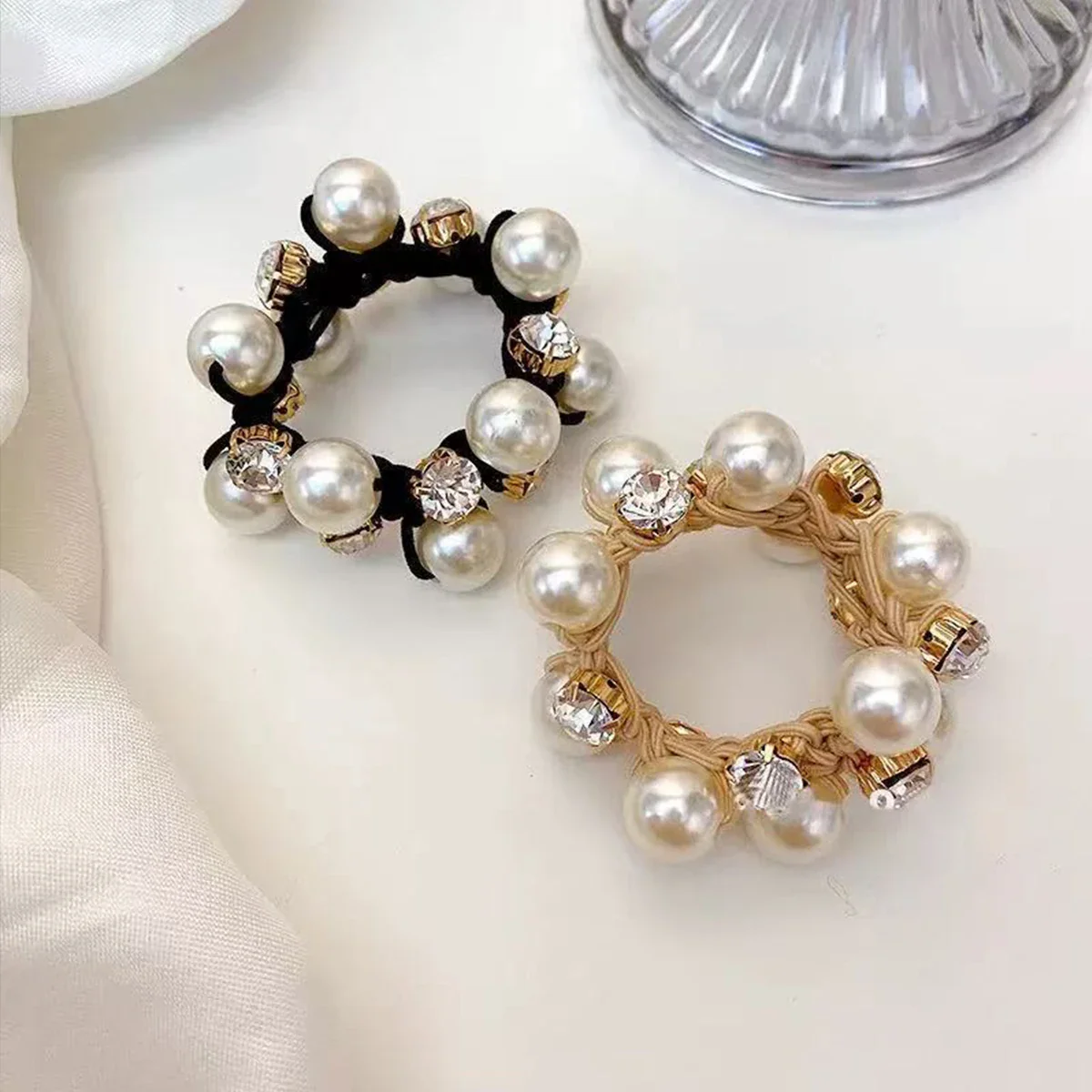 3 Stück Faux Perlen Haargummis mit Glitzer-Strass | Retro-Stil Scrunchies für Damen – Bild 8