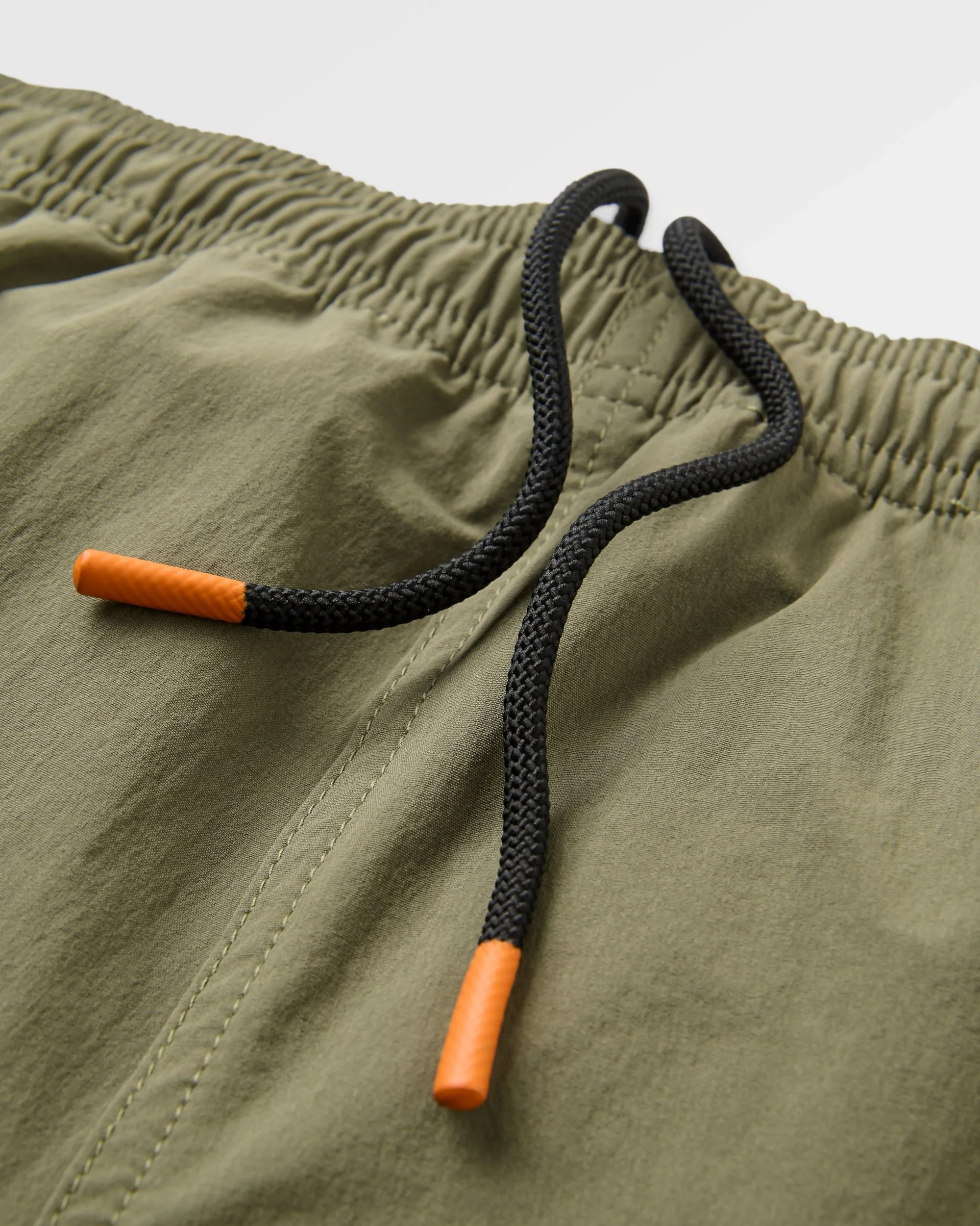 Flaris Longer Line Short - Staubiges Oliv – Bild 6