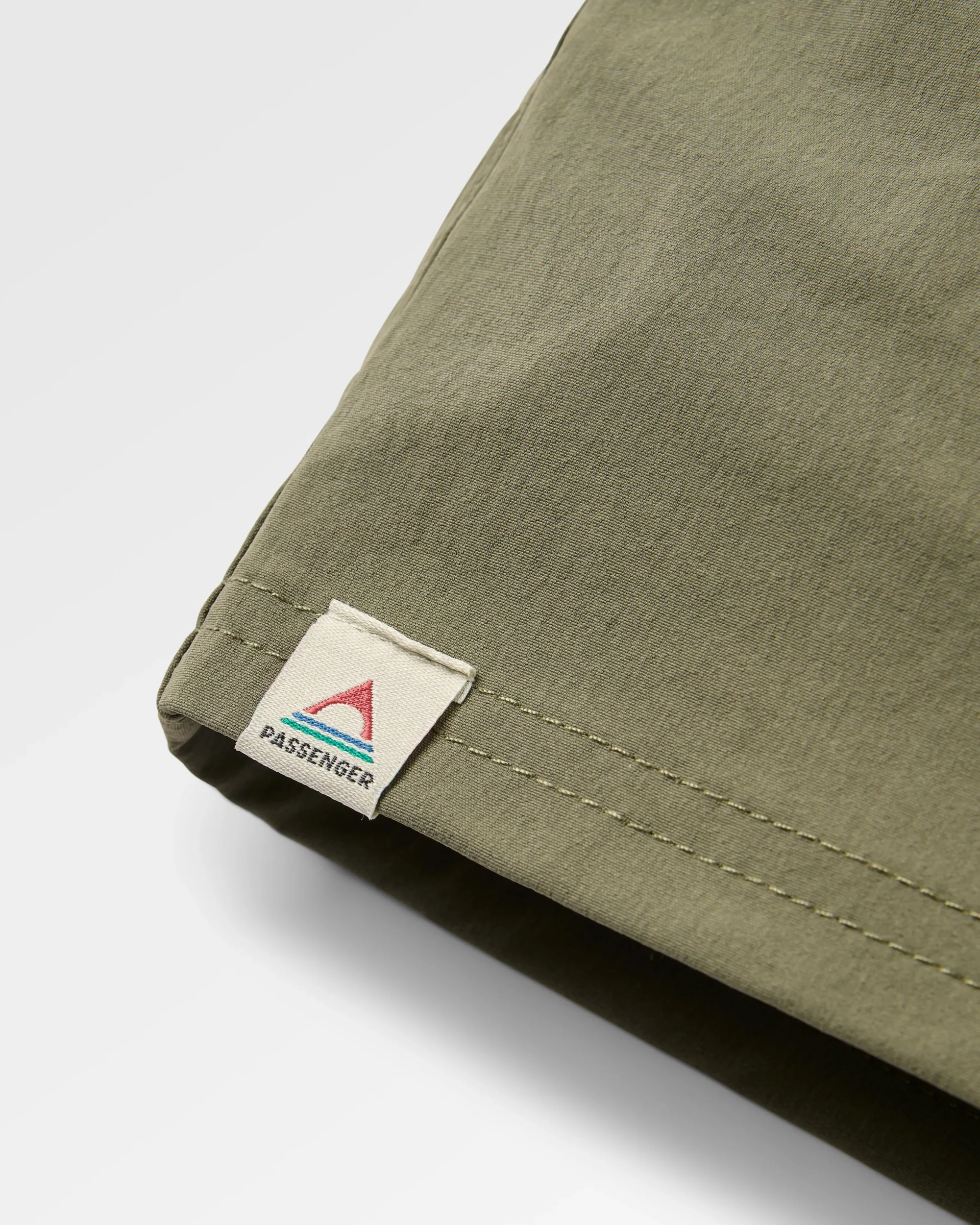 Flaris Longer Line Short - Staubiges Oliv – Bild 4